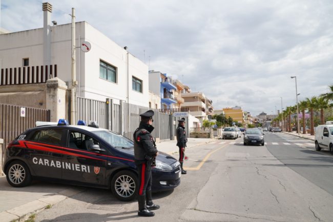 Controlli nella movida, tra giovani assembrati e senza mascherine allo spaccio di droga