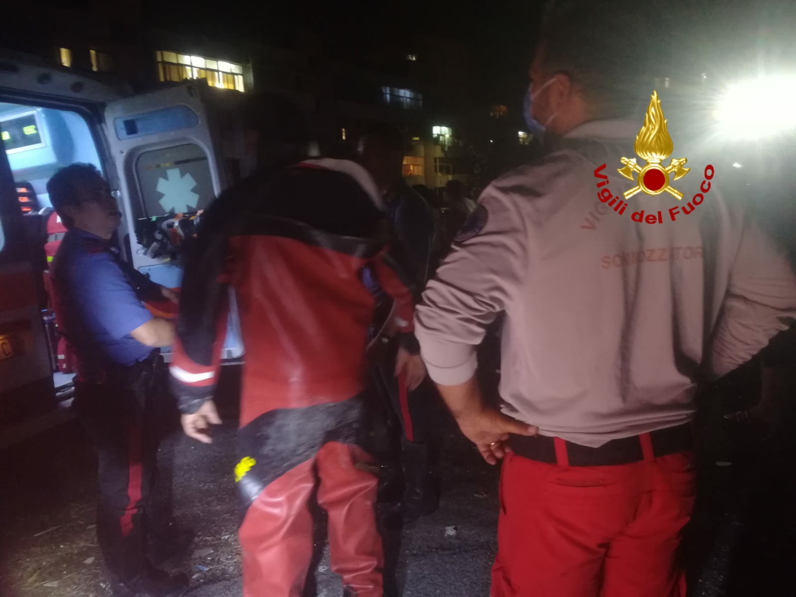 Catania, si nasconde nelle fogne di via San Jacopo e rischia l’ipotermia: fuga “pericolosa” per un ladro, le FOTO