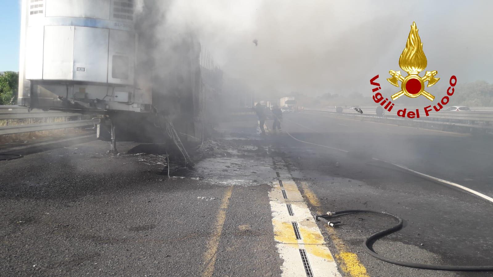 Fiamme in autostrada, a fuoco rimorchio di un autoarticolato: vigili del fuoco sul posto