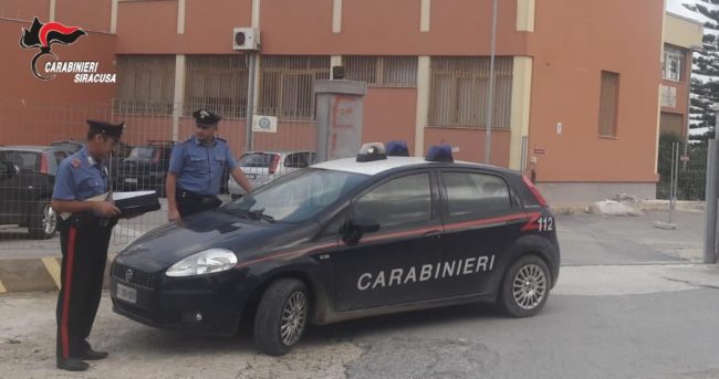 Rubano tegole da un tetto, ma vengono beccati da un residente: denunciati 3 pregiudicati