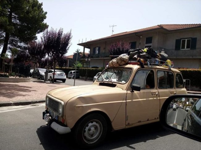 La Renault 4 di nuovo alla riscossa, avvistata in due Comuni catanesi: continua il tour della Sicilia