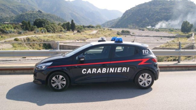 Alla guida di una pala meccanica, beccato a rubare sabbia e ghiaia nel torrente San Giacomo: arrestato dai carabinieri