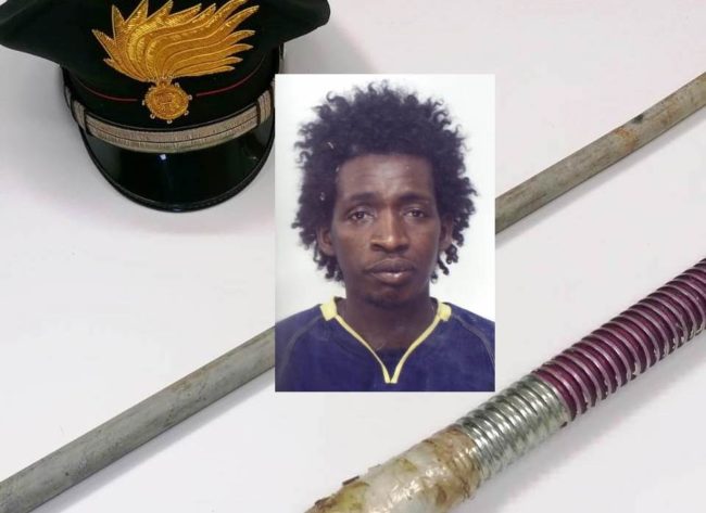 Guerriglia sulla Catania-Gela, extracomunitario minaccia automobilisti e ferisce agenti: arrestato