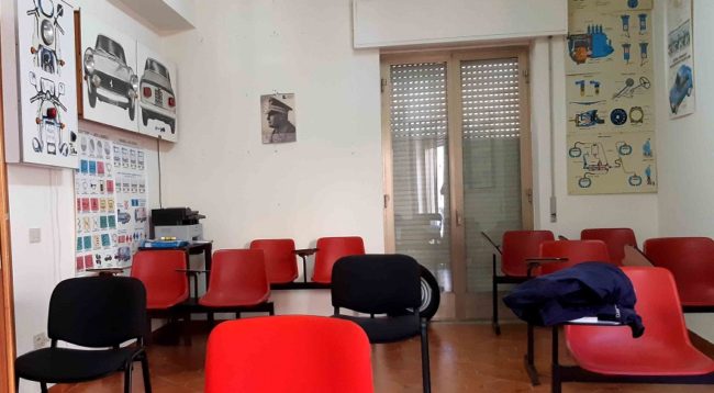 Autoscuola abusiva “improvvisata” in un appartamento: sanzioni per 11mila euro e alunni confusi