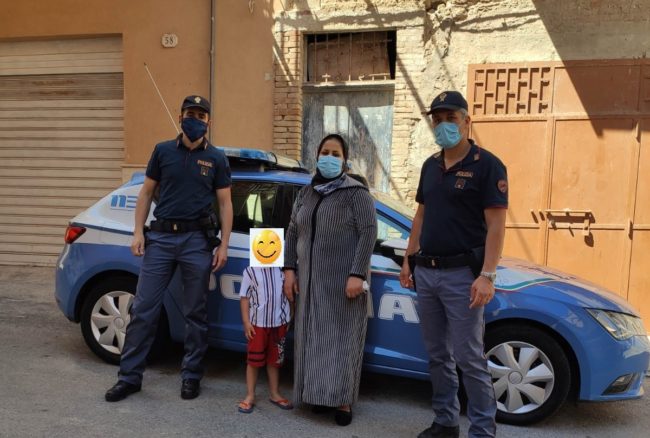 Attimi di paura per una madre, il figlio di 4 anni scompare nel nulla: ritrovato dalla polizia