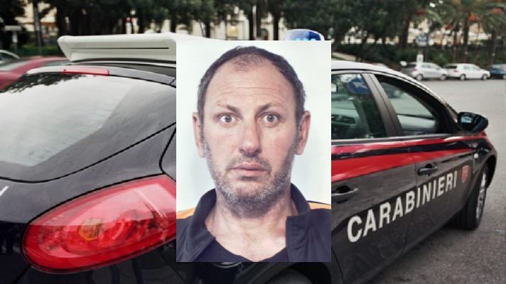 Fugge all’alt dei carabinieri, inseguito in via del Rotolo: in auto droga e contanti, arrestato catanese