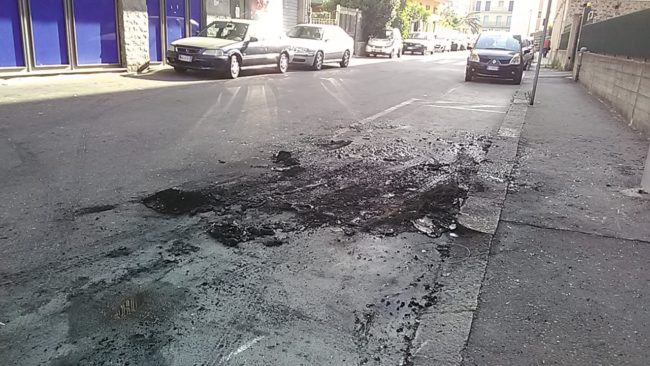 Catania, notte di paura in via Monreale: auto prende improvvisamente fuoco, fiamme alte – FOTO