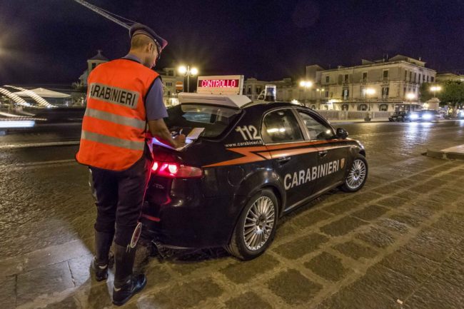 Tra chi non usa cinture di sicurezza a chi va in giro con marijuana o mazza da baseball: segnalazioni e denunce