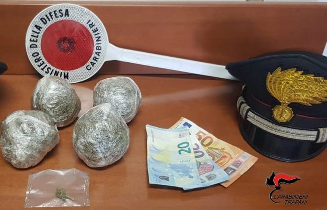 Droga ed evasione dai domiciliari, pregiudicati sorpresi dai carabinieri: due arresti
