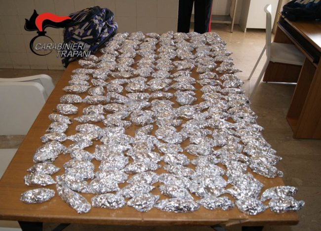 Oltre 1 kg di marijuana in un forno in muratura, due pitbull come “palo”: arrestato 21enne