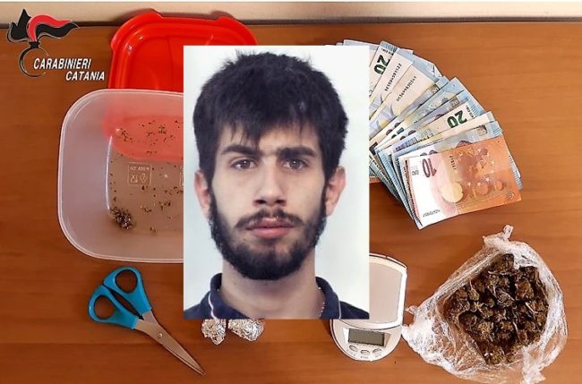 Perquisizione in via Di Bella, catanese “nervoso” con la droga nell’armadio: arrestato – FOTO