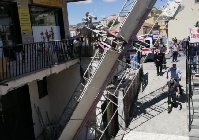 Incidente sul lavoro, crolla ponteggio mobile da palazzina: operaio trasportato in ospedale