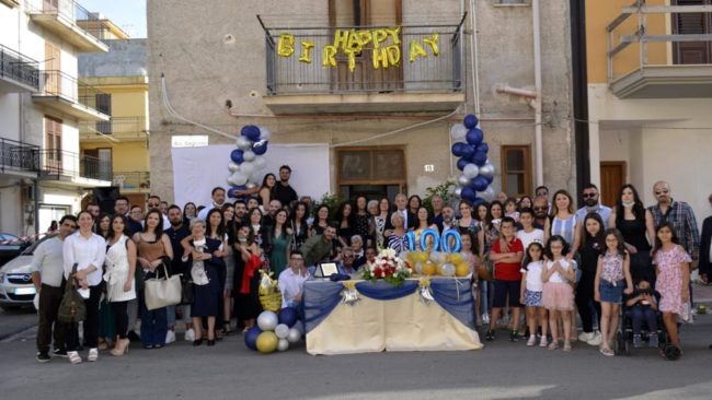 Un intero paese in festa per i 100 anni di nonno Luigi: 10 figli, 27 nipoti e un unico grande amore