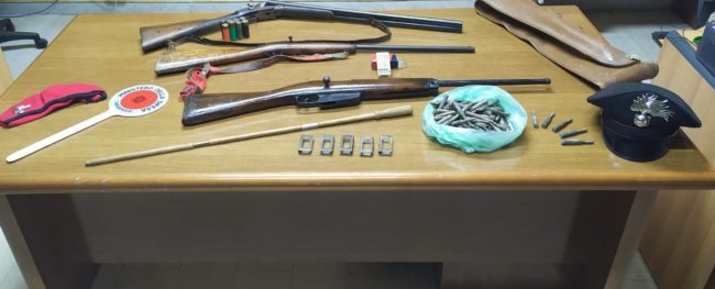 Sala da pranzo deposito di armi, abitazione allacciata abusivamente alla rete elettrica: in manette 68enne