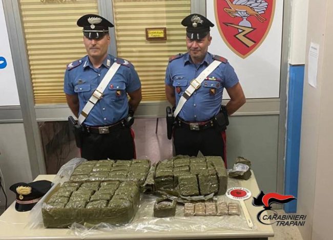 Pacco galleggiante sospetto in mare: all’interno 30 kg di hashish. Indagini in corso – IL VIDEO