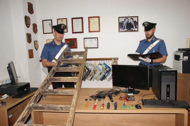 Furto in un istituto scolastico, plesso a soqquadro: arrestato un 30enne
