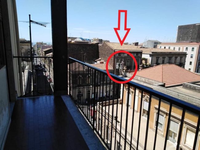 Catania, pericolo in via Gabriele D’Annunzio: da un palazzo cadono cornicioni e vasi – le FOTO