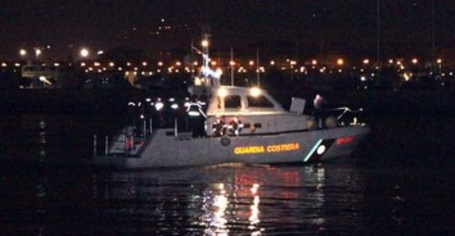 Lampedusa, si ribalta barcone di migranti: salvate 47 persone, si cercano dispersi