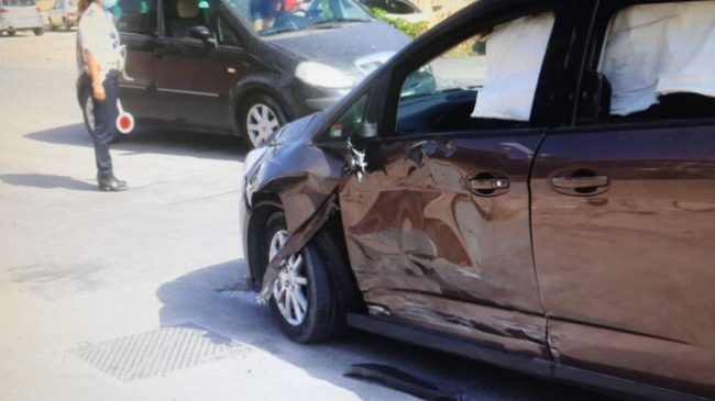 Scontro in strada tra Ford C-Max e Vespa, ferito un 35enne: trasportato d’urgenza in ospedale