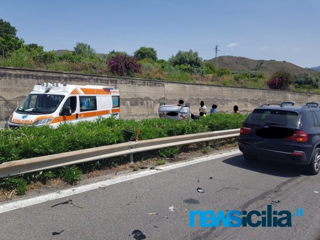 Drammatico incidente sulla A18, Bmw tampona Seat ribaltandosi sulla corsia opposta: 4 persone tra le lamiere – FOTO