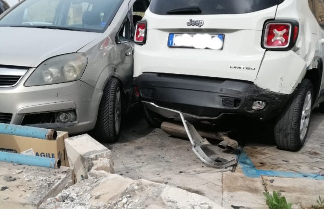 Auto contro altre 3 vetture parcheggiate: conducente rintracciato, indagini in corso