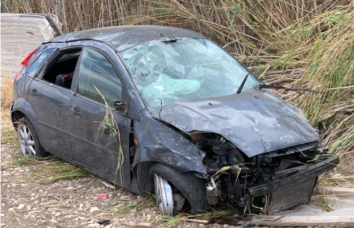 Ford Fiesta finisce fuori strada dopo un tentativo di sorpasso: 21enne in ospedale