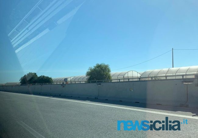 Incidente sulla Siracusa-Catania, auto si ribalta in territorio di Cassibile: stradale e ambulanza sul posto
