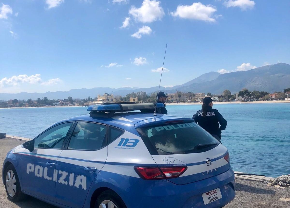 Tragedia sfiorata in mare, motoscafo rischia di investire surfista 14enne: denunciato il conducente