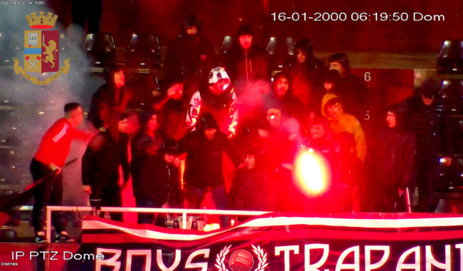 Accesero e lanciarono fumogeni in campo durante partita: Daspo per due ultras