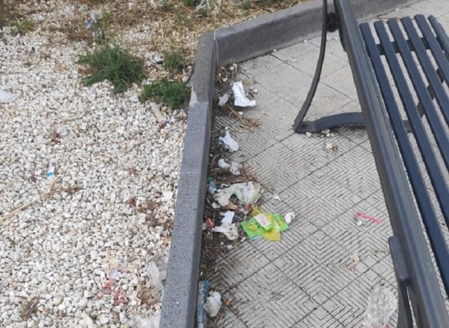 Sporcizia e incendi nella piazza centrale di Lavinaio: il consigliere Finocchiaro presenta interrogazione al Comune