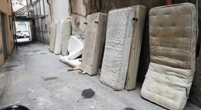 “Prepara” la casa per affittarla e butta 10 materassi dal balcone: la pigrizia gli costa una multa salata