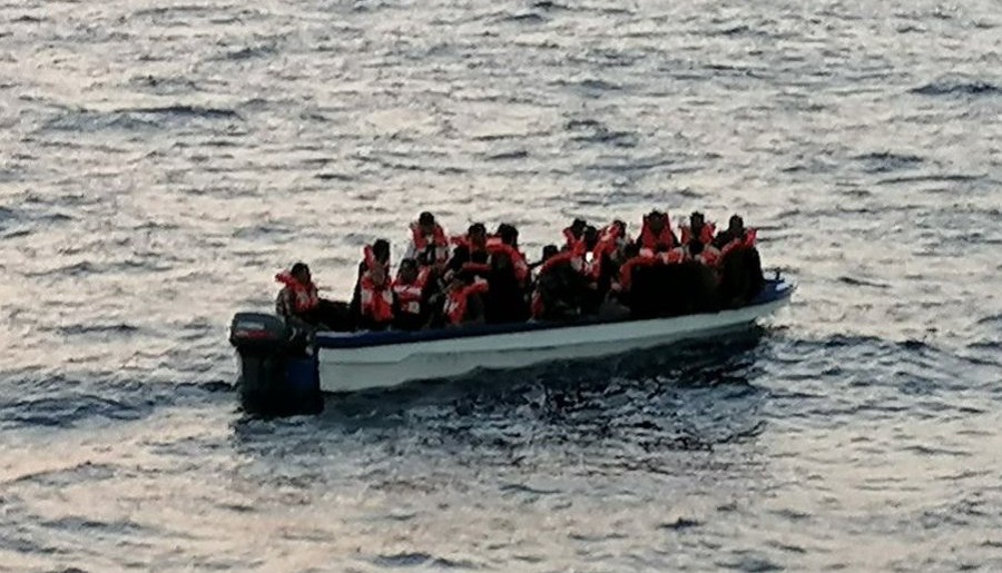Donne e minori su una barca a rischio annegamento: recuperati 43 migranti. “Ora siete salvi, benvenuti!”