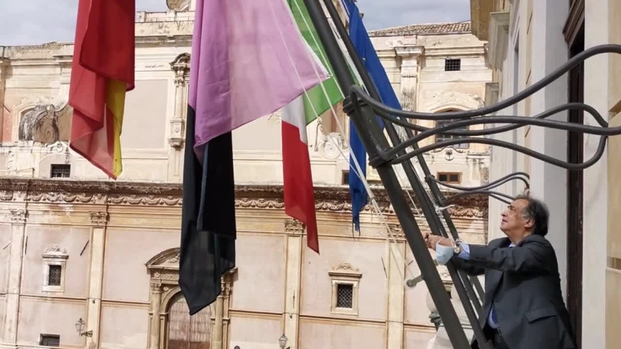 Palermo in C, il sindaco espone la bandiera in Comune