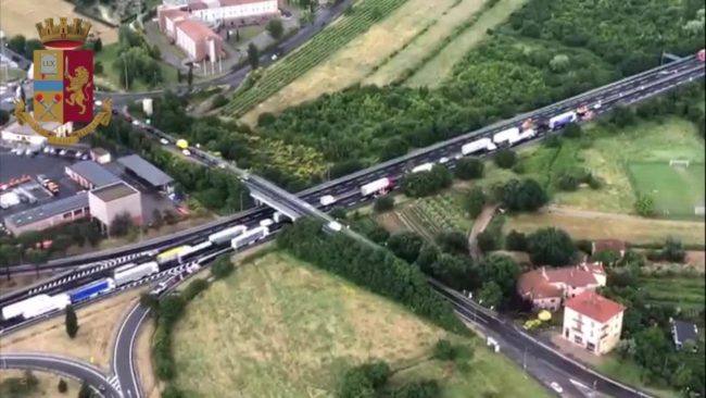 Scontro fra tre mezzi sulla A1, quattro morti