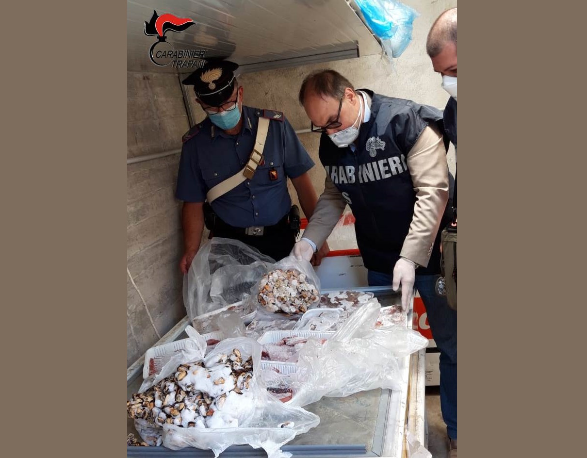 Blitz in un supermercato, prodotti scaduti e alimenti in cattivo stato: titolare nei guai Blitz in un supermercato, prodotti scaduti e alimenti in cattivo stato: titolare nei guai