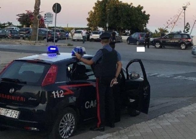 Tra chi guida senza assicurazione e cintura a chi nel cruscotto ha 4 coltelli: sanzioni e denunce