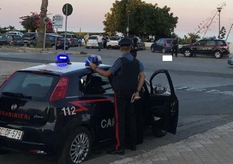 Tra chi guida senza assicurazione e cintura a chi nel cruscotto ha 4 coltelli: sanzioni e denunce