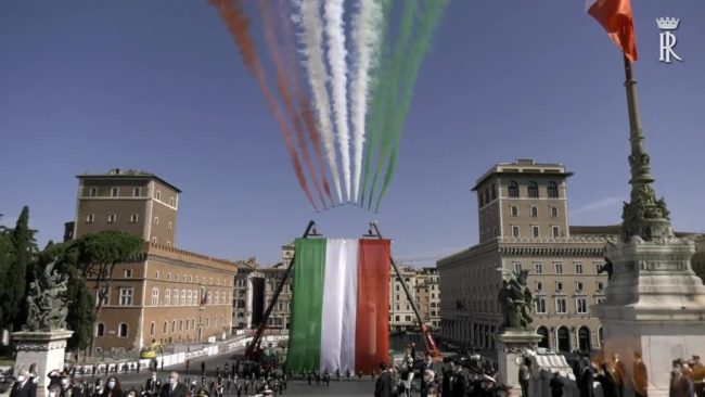 2 giugno, Mattarella depone una corona d’alloro all’ Altare della Patria