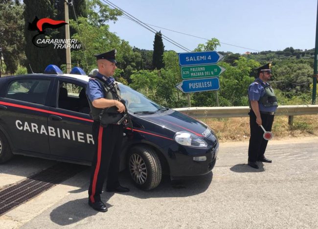 In giro nonostante la misura da scontare, non si ferma all’alt dei carabinieri: ai domiciliari 48enne