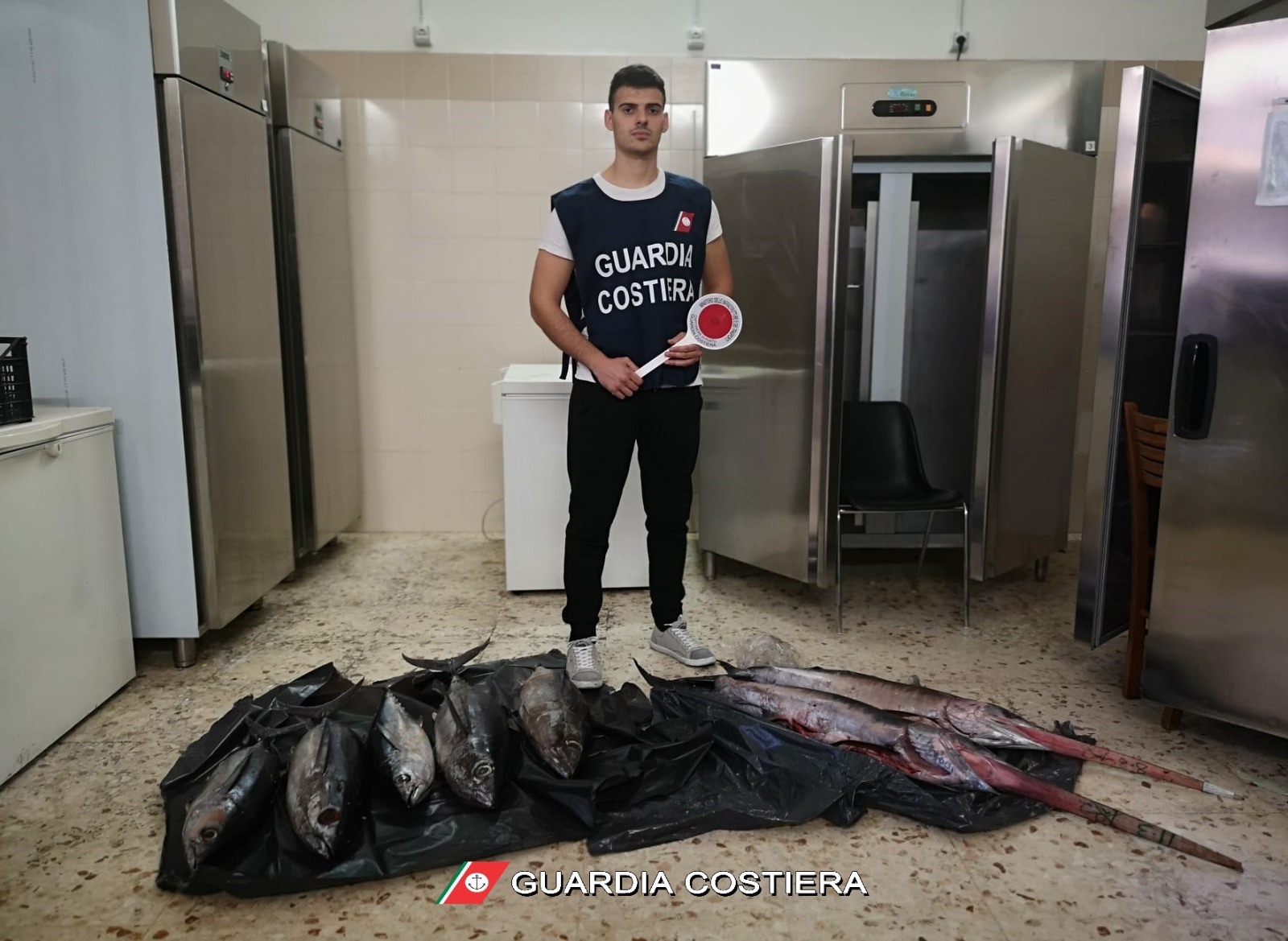 Controlli nel porto di Catania e nel mercato ittico di Aci Trezza: pesce spada e alalunga non a norma
