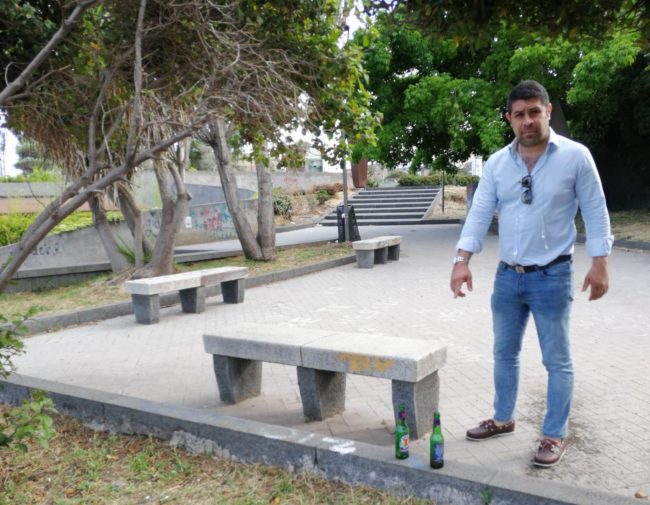 Piazza Europa tra degrado, vandalismo e abbandono: la denuncia del consigliere Cardello – FOTO