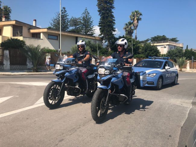 Vìola posto di blocco fuggendo “a tutto gas” su un’auto rubata: arrestato 18enne pregiudicato