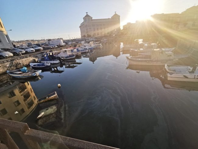 Sversamento gasolio in mare, forte odore nel Porto Piccolo di Siracusa: interviene ditta antinquinamento