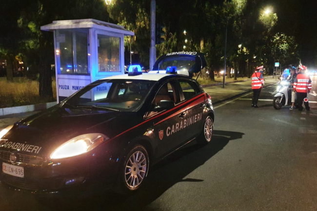 Posti di blocco in ogni angolo della città: tra chi gira senza mascherina a chi ha droga in tasca, sanzioni e denunce