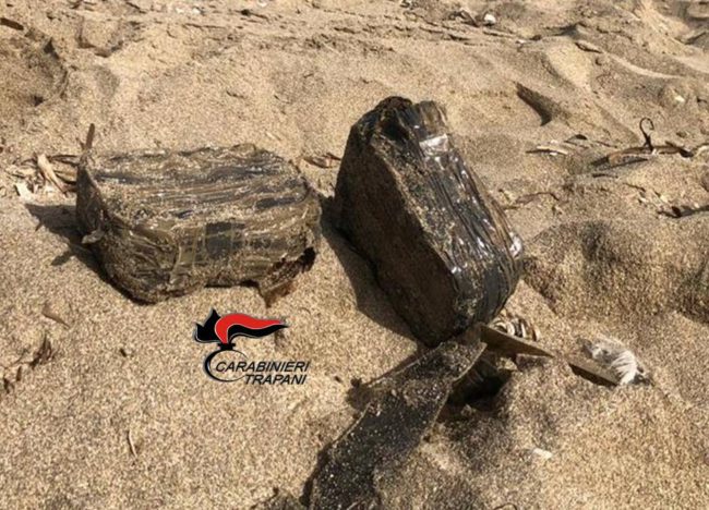 Ancora pacchi “sospetti” arenati in spiaggia, rinvenuti altri due panetti di hashish. Continuano le indagini