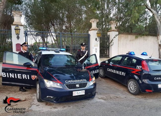 Travisato e armato di taglierino, il “colpo” in farmacia da oltre 2mila euro: arrestato l’autore – IL VIDEO