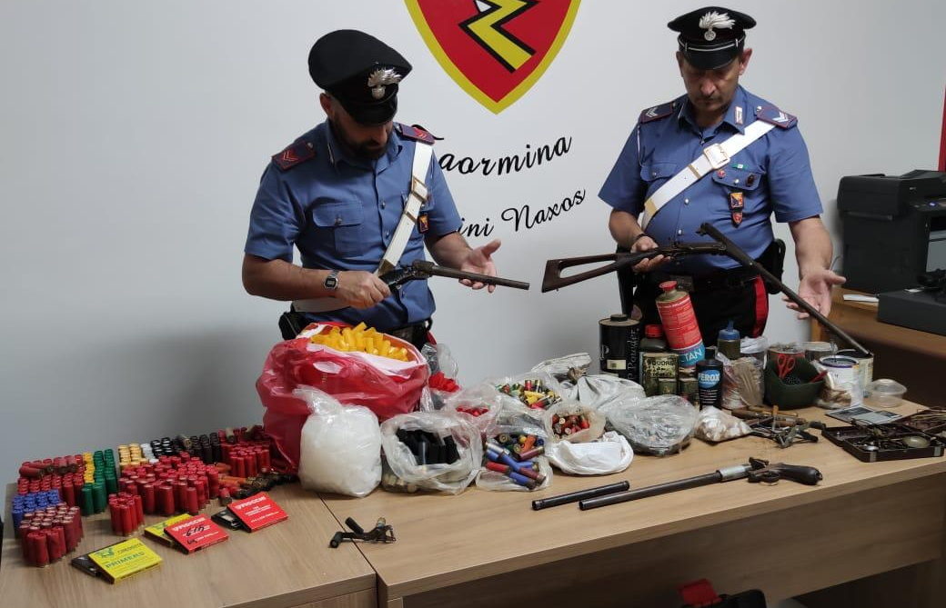 Intervengono per sedare lite e scoprono un vero e proprio arsenale: carabinieri arrestano 67enne
