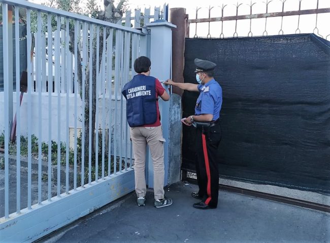 San Gregorio, autolavaggio abusivo con extracomunitari irregolari: tre denunciati