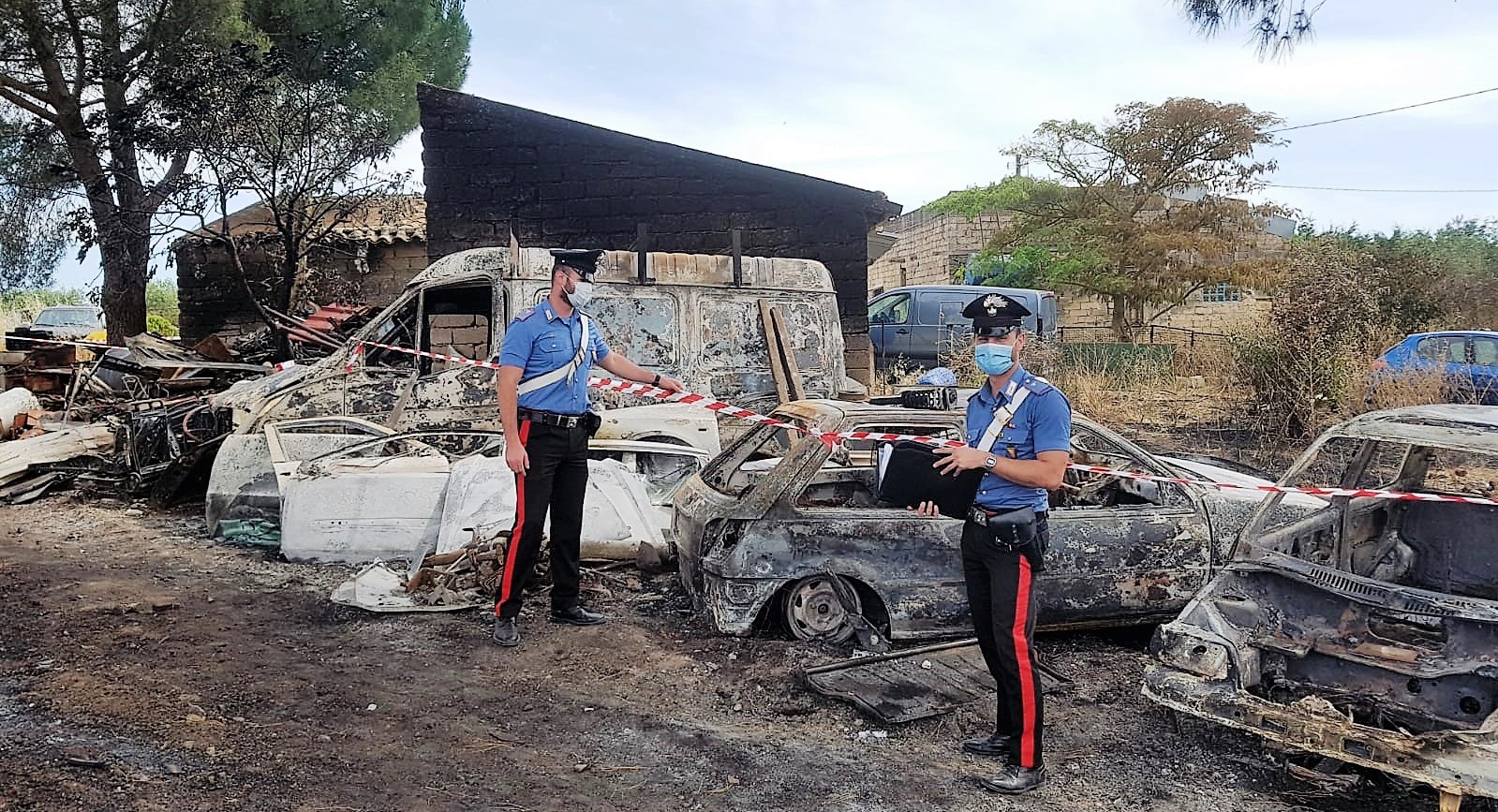 Discarica abusiva di rifiuti speciali nel Catanese: denunciati coniugi e suocero per smaltimento illegale