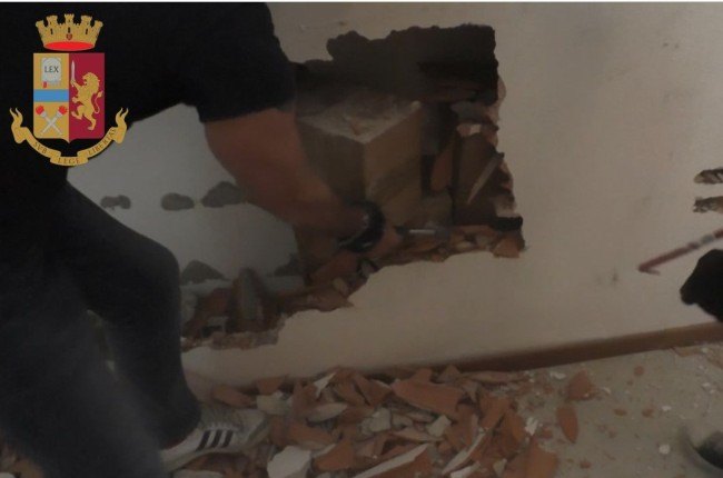 Figlio e padre come Narcos, 15 milioni di euro nel muro di casa: arrestato anche il muratore